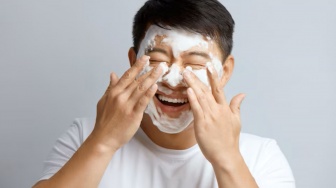 5 Rekomendasi Sabun Cuci Muka Pria untuk Wajah Bersih & Segar!