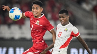 Pesepak bola Timnas Indonesia Marselino Ferdinan (kiri) berebut bola dengan pesepak bola Timnas Mozambik Valter Antonio Dauce Nhacussa (kanan) dalam laga FIFA Matchday di Stadion Utama Gelora Bung Karno (SUGBK), Senayan, Jakarta, Selasa (9/6/2026). [ANTARA FOTO/M Risyal Hidayat/nym]