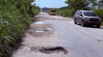 Jalan Siak-Pekanbaru Masih Rusak, Warga Tagih Janji SF Hariyanto