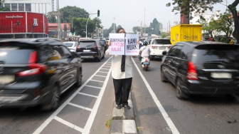 Massa yang tergabung dalam MBG Watch melakukan demonstrasi di depan Gedung Badan Gizi Nasional (BGN) di Jakarta, Rabu (10/6/2026). [Suara.com/Alfian Winanto]