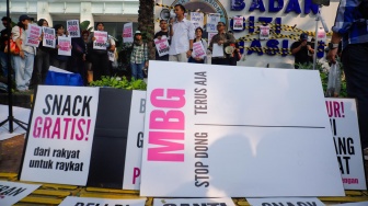 Massa yang tergabung dalam MBG Watch melakukan demonstrasi di depan Gedung Badan Gizi Nasional (BGN) di Jakarta, Rabu (10/6/2026). [Suara.com/Alfian Winanto]