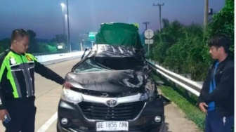 Avanza Terbalik Usai Tabrak Truk di Tol Bakter, 3 Nyawa Melayang Seketika