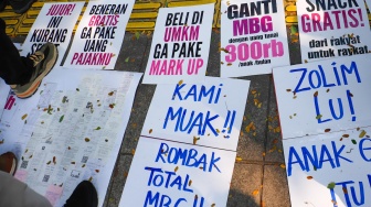 Massa yang tergabung dalam MBG Watch melakukan demonstrasi di depan Gedung Badan Gizi Nasional (BGN) di Jakarta, Rabu (10/6/2026). [Suara.com/Alfian Winanto]