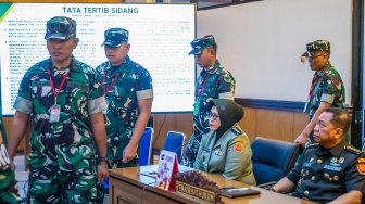 Terdakwa kasus penyiraman air keras kepada aktivis KontraS Andrie Yunus, Lettu Sami Lakka (kiri), Kapten Nandala Dwi Prasetya (kedua kiri), Lettu Budhi Hariyanto Widhi Cahyono (ketiga kiri) dan Serda Edi Sudarko (keempat kiri) tiba untuk menjalani sidang pembacaan putusan di Pengadilan Militer II-08, Jakarta, Rabu (10/6/2026). [ANTARA FOTO/Bayu Pratama S/nz]