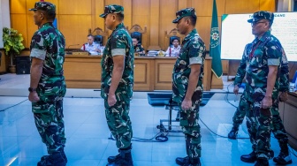 Terdakwa kasus penyiraman air keras kepada aktivis KontraS Andrie Yunus, Lettu Sami Lakka (kiri), Kapten Nandala Dwi Prasetya (kedua kiri), Lettu Budhi Hariyanto Widhi Cahyono (kedua kanan) dan Serda Edi Sudarko (kanan) bersiap menjalani sidang pembacaan putusan di Pengadilan Militer II-08, Jakarta, Rabu (10/6/2026). [ANTARA FOTO/Bayu Pratama S/nz]
