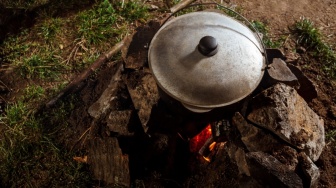 Sampah Plastik Dibakar untuk Memasak: Solusi Murah atau Ancaman Diam-Diam?