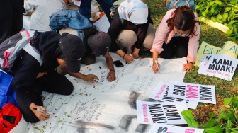 Massa yang tergabung dalam MBG Watch melakukan demonstrasi di depan Gedung Badan Gizi Nasional (BGN) di Jakarta, Rabu (10/6/2026). [Suara.com/Alfian Winanto]