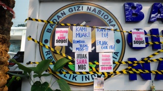 Massa menyegel Gedung Badan Gizi Nasional (BGN) di Jakarta, Rabu (10/6/2026). [Suara.com/Alfian Winanto]