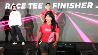 Para model menampilkan Race Tee dan Finisher Jacket saat Press Conference SMARTFREN Run 2026 dan kampanye “Jagoan Sinyal Se-Indonesia” di XLSMART Tower, Jakarta, Selasa (9/6/2026). [Suara.com/Alfian Winanto]