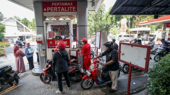 Pengendara sepeda motor mengisi bahan bakar minyak (BBM) di SPBU di Jakarta, Rabu (10/6/2026). [Suara.com/Alfian Winanto]