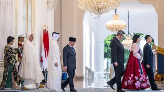 Wakil Menteri Luar Negeri Anis Matta (keempat kanan) bersama sejumlah Duta Besar Luar Biasa dan Berkuasa Penuh (Dubes LBBP) Designate Resident untuk Republik Indonesia berjalan keluar usai menyerahkan surat kepercayaan kepada Presiden Prabowo Subianto di Istana Merdeka, Jakarta, Selasa (9/6/2026). [ANTARA FOTO/Bayu Pratama S/nym]