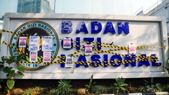 Massa menyegel Gedung Badan Gizi Nasional (BGN) di Jakarta, Rabu (10/6/2026). [Suara.com/Alfian Winanto]