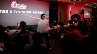 Para model menampilkan Race Tee dan Finisher Jacket saat Press Conference SMARTFREN Run 2026 dan kampanye “Jagoan Sinyal Se-Indonesia” di XLSMART Tower, Jakarta, Selasa (9/6/2026). [Suara.com/Alfian Winanto]