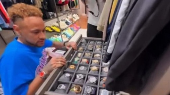 Mau Fokus ke Piala Dunia atau Pamer? Neymar Bawa 9 Jam Tangan Senilai Rp65 M ke AS