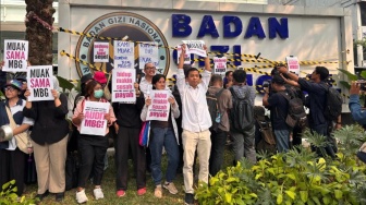MBG Bau Tengik, Plastik Mahal! Jeritan Pedagang Tanah Abang di Tengah Demo BGN