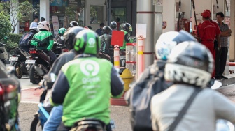 Pengendara sepeda motor mengisi bahan bakar minyak (BBM) di SPBU di Jakarta, Rabu (10/6/2026). [Suara.com/Alfian Winanto]