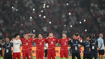Pesepak bola dan ofisial Timnas Indonesia menyanyikan lagu Tanah Airku seusai melawan Timnas Mozambik dalam laga FIFA Matchday di Stadion Utama Gelora Bung Karno (SUGBK), Senayan, Jakarta, Selasa (9/6/2026). [ANTARA FOTO/M Risyal Hidayat/nym]