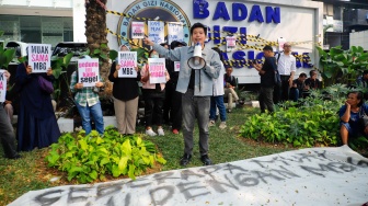 Massa yang tergabung dalam MBG Watch melakukan demonstrasi di depan Gedung Badan Gizi Nasional (BGN) di Jakarta, Rabu (10/6/2026). [Suara.com/Alfian Winanto]