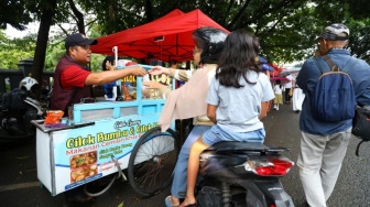 Dibalik Murahnya Harga Cilok dan Batagor, Ada 'Bom Waktu' Ekonomi yang Mengintai
