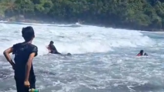 Outing Class Berubah Kelam: Saat Ombak Pantai Pangi Seret 3 Santri, 1 Dinyatakan Hilang