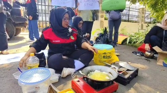 Jeritan Emak-emak di DPRD Jabar: Kami Perjuangkan Hak Anak Miskin Masuk Sekolah Negeri