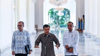 Mensesneg Prasetyo Hadi (kanan) mendampingi Wapres ke-10 dan ke-12 Jusuf Kalla (tengah) dan CEO Kalla Grup Solihin Kalla (kiri) memberikan keterangan pers usai melakukan pertemuaan dengan Presiden Prabowo di Istana Merdeka, Jakarta, Kamis (11/6/2026). [ANTARA FOTO/Galih Pradipta/agr]