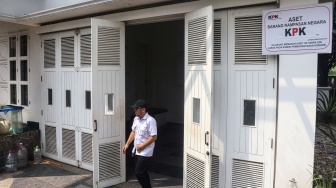 Pegawai Komisi Pemberantasan Korupsi (KPK) berjalan keluar rumah Hakim Agung nonaktif Gazalba Saleh yang dirampas negara di Perumahan Citragrand Cibubur, Bekasi, Jawa Barat, Rabu (10/6/2026). [ANTARA FOTO/Darryl Ramadhan/nym]