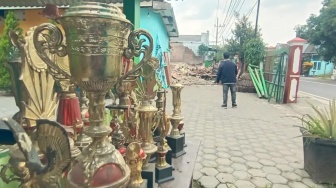 Gedung Sekolah Diratakan Demi KDMP, Siswa SDN Tlogo 2 Blitar Belajar di Tengah Puing