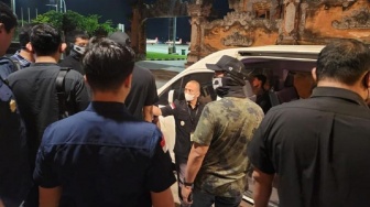 Pesawat Dipaksa Balik: Buronan Internasional Sembunyi Dalam Toilet