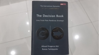 Belajar Mengambil Keputusan Lewat The Decision Book Karya Mikael Krogerus
