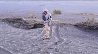 Bromo Membeku! Salju Pertama 2026 Muncul di Lautan Pasir, Sensasi Dingin yang Memikat Dunia