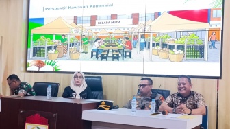 Mengapa Pedagang Kelapa Muda di Kawasan Benteng Rotterdam Harus Direlokasi?