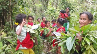 Menjaga Pengetahuan yang Tumbuh di Hutan: Cerita Sekolah Adat Manusela Mengenalkan Obat Kampung