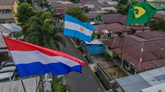 Foto udara tiga bendera negara peserta Piala Dunia 2026 berkibar di depan rumah warga di Kelurahan Maliaro, Ternate, Maluku Utara, Rabu (10/6/2026). [ANTARAFOTO/Andri Saputra/nym]