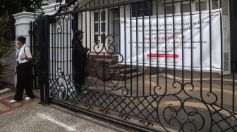 Pegawai Komisi Pemberantasan Korupsi (KPK) berjalan keluar rumah Hakim Agung nonaktif Gazalba Saleh yang dirampas negara di Perumahan Citragrand Cibubur, Bekasi, Jawa Barat, Rabu (10/6/2026). [ANTARA FOTO/Darryl Ramadhan/nym]