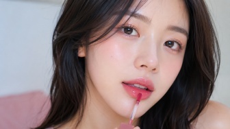5 Pilihan Lip Tint yang Tidak Menggumpal, Warnanya Merata Sampai Pinggir Bibir