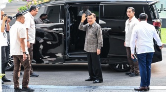 Wapres ke-10 dan ke-12 Jusuf Kalla (tengah) melambaikan tangan sebelum meninggalkan Istana Negara usai melakukan pertemuaan dengan Presiden Prabowo di Jakarta, Kamis (11/6/2026). [ANTARA FOTO/Galih Pradipta/agr]
