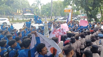 Mahasiswa Protes Kinerja Presiden Prabowo, Geruduk Kantor DPRD Riau