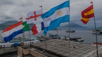 Foto udara sejumlah bendera negara peserta Piala Dunia 2026 berkibar di atas bangunan rumah warga di Pelabuhan Bastiong Ternate, Maluku Utara, Rabu (10/6/2026). [ANTARAFOTO/Andri Saputra/nym]