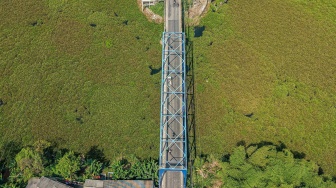 Foto udara kendaraan melintasi jembatan di atas aliran sungai Citarum yang dipenuhi eceng gondok di Cililin, Kabupaten Bandung Barat, Jawa Barat, Kamis (11/6/2026). [ANTARA FOTO/Abdan Syakura/foc]