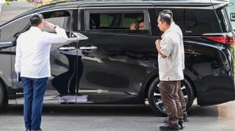 Sekretaris Kabinet Teddy Indra Wijaya (kiri) mengantar kepergian Wapres ke-10 dan ke-12 Jusuf Kalla usai melakukan pertemuaan dengan Presiden Prabowo Subianto di Istana Merdeka, Jakarta, Kamis (11/6/2026). [ANTARA FOTO/Galih Pradipta/agr]
