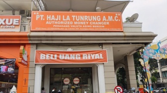Rupiah Letoy, Warga RI Ramai-ramai Borong Valas dan Khawatir Ekonomi Memburuk