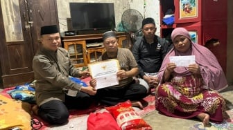 Gubernur Sulsel Beri Bantuan Keluarga Ibu Helmi yang Viral Saat Penertiban di CPI