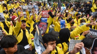Mahasiswa melakukan aksi unjuk rasa di Jalan MH Thamrin, Jakarta, Jumat (12/6/2026). [ANTARA FOTO/Indrianto Eko Suwarso/bar]