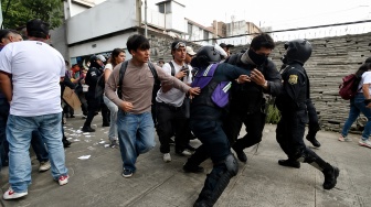 Demo Anti Piala Dunia Memanas, Pendemo Berbaju Hitam-hitam Serang Suporter