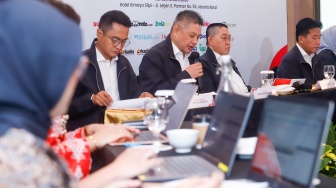 (dari kiri ke kanan) Jajaran Direksi PT Arkadia Digital Media Tbk, Komisaris Independen Ariyo Ali Suprapto, Komisaris Iwa Sukresno Karunia, Komisaris Utama Stephen Kurniawan dan Direktur Utama Suwarjono saat Rapat Umum Pemegang Saham Tahunan (RUPST) di Kimaya Hotel Jakarta, Jumat (12/6/2026). [Suara.com/Alfian Winanto]