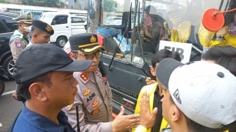 Silakan Tabrak Kami! Polisi Tantang Massa Mahasiswa UI yang Nekat ke Bundaran HI
