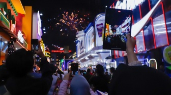 Warga melihat pertunjukan kembang api saat mengunjungi Jakarta Fair 2026 di Jiexpo Kemayoran, Jakarta, Kamis (11/6/2026). [Suara.com/Alfian Winanto]
