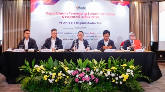 (dari kiri ke kanan) Jajaran Direksi PT Arkadia Digital Media Tbk, Komisaris Independen Ariyo Ali Suprapto, Komisaris Iwa Sukresno Karunia, Komisaris Utama Stephen Kurniawan, Direktur Utama Suwarjono dan Direktur Popi Puspitasari saat Rapat Umum Pemegang Saham Tahunan (RUPST) di Kimaya Hotel Jakarta, Jumat (12/6/2026). [Suara.com/Alfian Winanto]