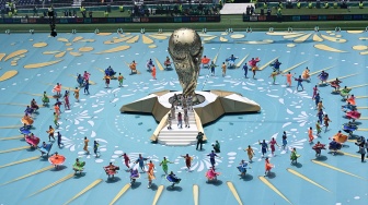 Penyanyi Belinda (tengah) tampil bersama para penari dalam seremoni pembukaan Piala Dunia 2026 di Stadion Azteca, Mexico City, Meksiko, Kamis (11/6/2026). [ANTARA FOTO/Aditya Pradana Putra/sgd]